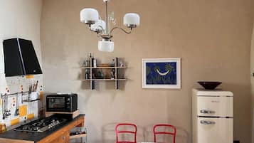 Réfrigérateur, four, plaque de cuisson, cafetière/bouilloire