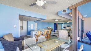 Un interior moderno con comedor, cocina y sala de estar.