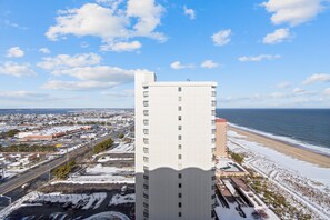 Un hotel moderno con vistas a la playa y al océano.