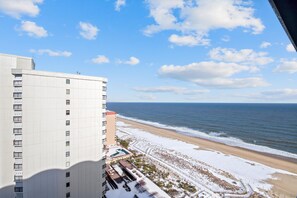 Ein Hochhaus mit Blick auf Strand und Meer.