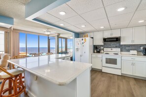 Microondas, lavavajillas, cafetera y tetera y tostadora 