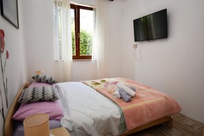 1 habitación, tabla de planchar con plancha, wifi gratis y ropa de cama 