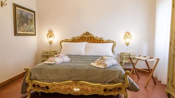 Deluxe Room, 1 Queen Bed, Ensuite, Garden View (Reale) | Minibar, individually decorated, individually furnished, desk