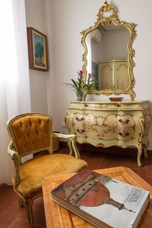 Deluxe Room, 1 Queen Bed, Ensuite, Garden View (Reale) | Minibar, individually decorated, individually furnished, desk - B&B Palazzi (Florence)
