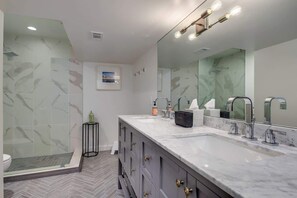 Ensemble douche/baignoire, articles de toilette gratuits, sĂšche-cheveux