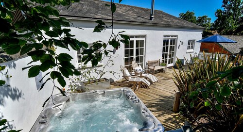 Superb detached Grade II listed barn conversion with private hot tub, close to coast