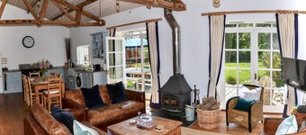 De ÂŁ 28 pppn. Une superbe grange isolĂ©e classïżœïżœe Grade II prĂšs de la campagne et de la cĂŽte