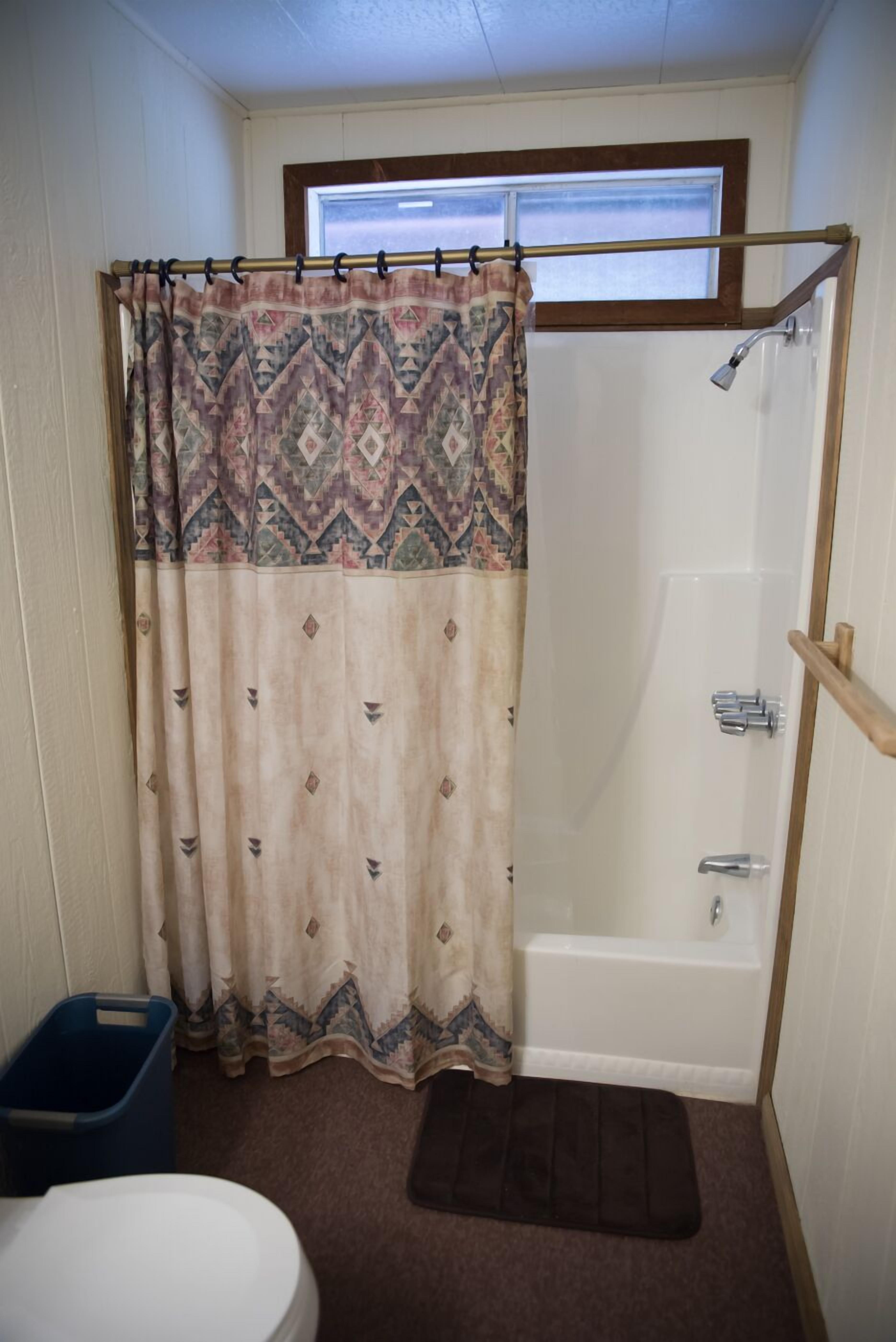 Beautiful private ranch, near Shasta Lake and next to Sacramento River sleeps 42