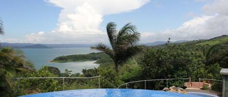 Piscine à débordement