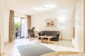 TV - Apartment with terrace (Grömitz)