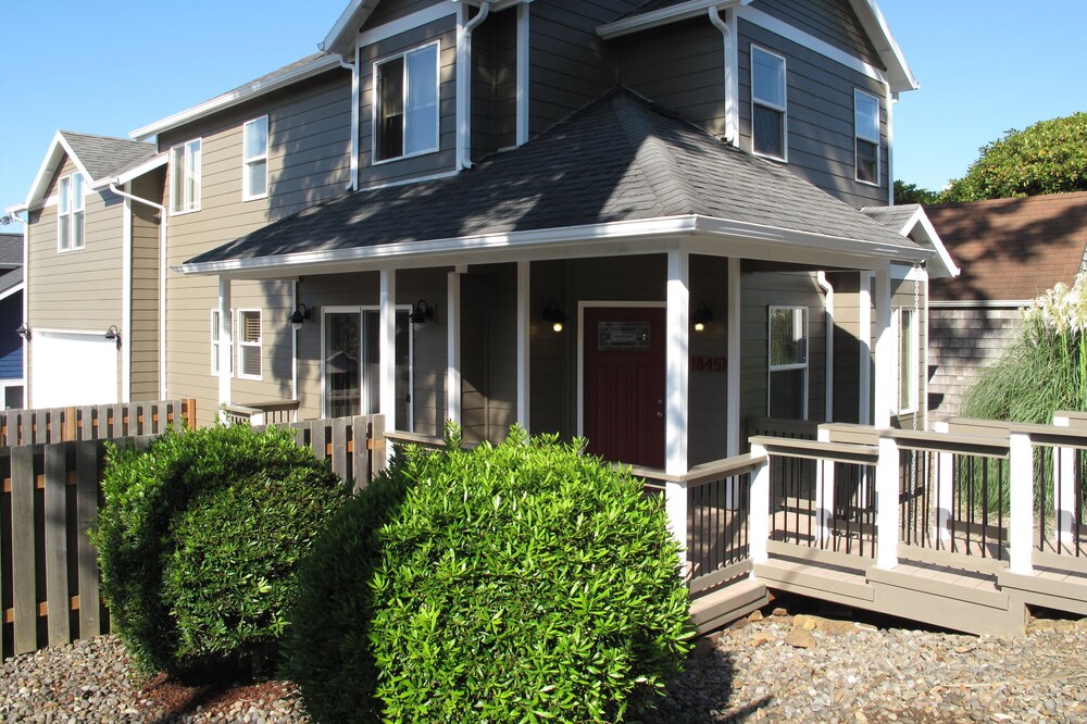 Upscale Beach N Pad ****Great Price****Great Location****
