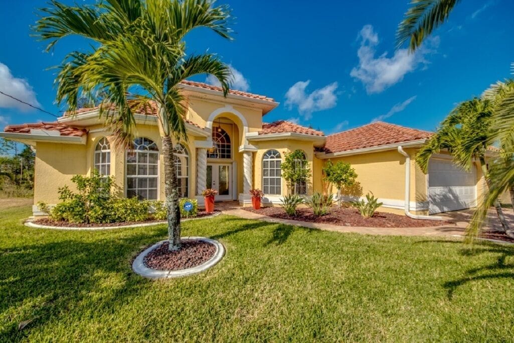 Welcome to Villa Pelican Bay, great location, pool, free WIFI