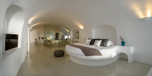 2 slaapkamers, een kluis op de kamer, een strijkplank/strijkijzer, wifi