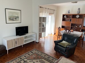 TV, DVD player - Traditional Portuguese Home Within Walking Distance To The Beach, With Wifi. (São Martinho do Porto)