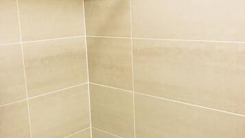 Douche, serviettes fournies, papier toilette
