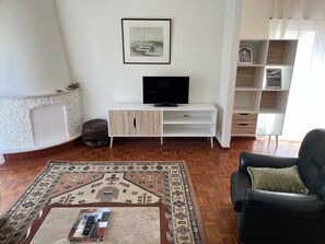 Interior - Traditional Portuguese Home Within Walking Distance To The Beach, With Wifi. (São Martinho do Porto)