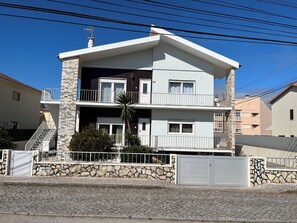 Exterior - Traditional Portuguese Home Within Walking Distance To The Beach, With Wifi. (São Martinho do Porto)