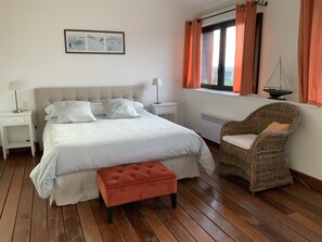 3 bedrooms, desk, iron/ironing board, travel crib