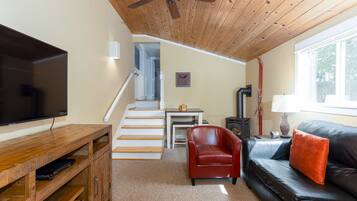 Smart TV, chimenea y oficina