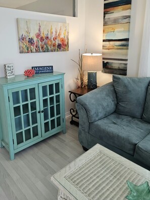 Smart TV, stereo - Coastal Chic beauty awaits you! Steps to the beach, super clean! (Panama City Beach)