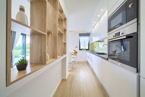 Frigorifero, forno, piano cottura, lavastoviglie