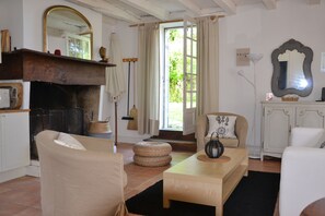 Televisión, chimenea, mesa de ping pong, libros