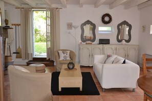 TV, caminetto, tavolo da ping pong, libri