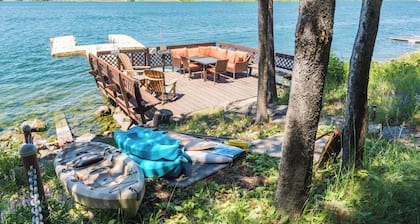 Lakefront Retreat4BR/2BAprivate boat slipRV Hookup