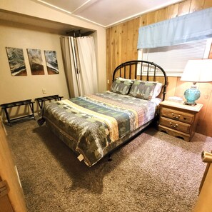 4 slaapkamers, een bureau, een strijkplank/strijkijzer, reisbedje