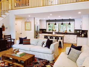 Smart TV, DVD player - Lakefront Midcoast Maine retreat-Damariscotta Lake  (Nobleboro)