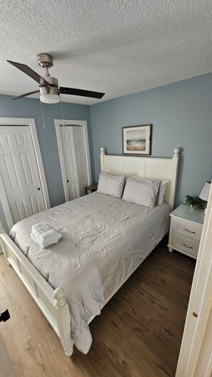 2 bedrooms, desk, free WiFi, bed sheets - "Suite Caroline” By the Beach & a Pool? Oh yes yes! (Carolina Beach)
