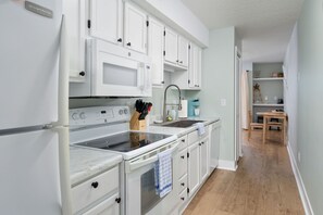 Fridge, microwave, oven, stovetop - "Suite Caroline” By the Beach & a Pool? Oh yes yes! (Carolina Beach)