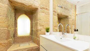 Ducha, secador de pelo y toallas