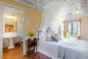 8 bedrooms, iron/ironing board, free WiFi, bed sheets