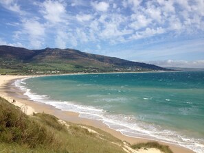 Nær stranden og solsenger