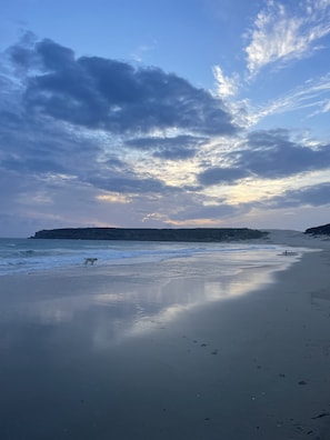 Vlak bij het strand, ligstoelen aan het strand