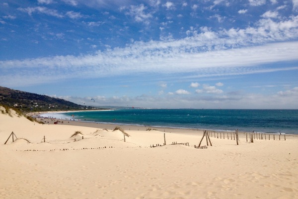 Ubicación cercana a la playa y tumbonas