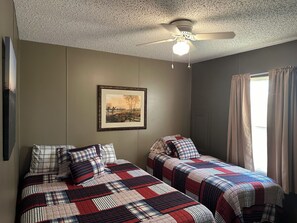 3 bedrooms, desk, free WiFi, bed sheets - Fish cleaning station, screened porch, covered front porch, fire pit, 3 BR    (Hornbeak)