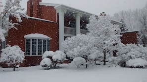 Exterior - Hillsdale County, Michigan: weddings, groups, Hillsdale College, Trine Univ. (Montgomery)
