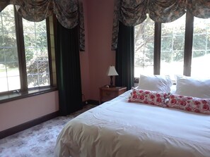 4 habitaciones, tabla de planchar con plancha, wifi y ropa de cama 