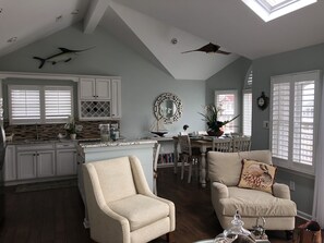 Smart TV, fireplace, DVD player, books - Gorgeous top floor condo on a corner lot, perfect beach vacation! (Ocean City)