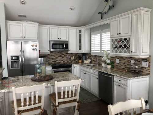 Gorgeous top floor condo on a corner lot, perfect beach vacation!