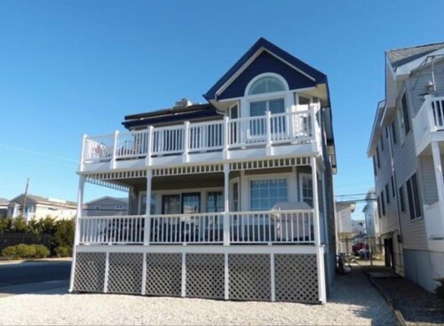 Gorgeous top floor condo on a corner lot, perfect beach vacation!