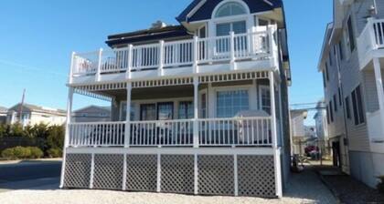 Gorgeous top floor condo on a corner lot, perfect beach vacation!