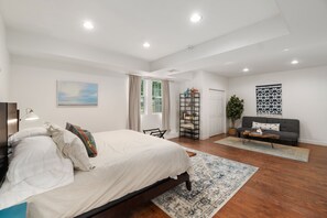 2 bedrooms, desk, iron/ironing board, travel crib - Good Vibrations: A quiet Rhode Island getaway, between Providence & Newport (North Kingstown)