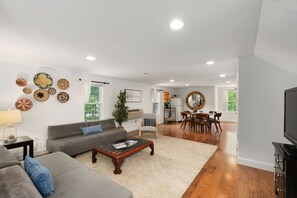 Smart TV, fireplace, DVD player, books - Good Vibrations: A quiet Rhode Island getaway, between Providence & Newport (North Kingstown)