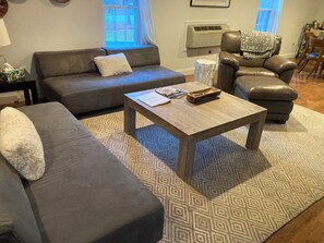 Smart TV, fireplace, DVD player, books - Good Vibrations: A quiet Rhode Island getaway, between Providence & Newport (North Kingstown)