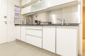 Apartment, Multiple Beds, Non Smoking | Private kitchen
