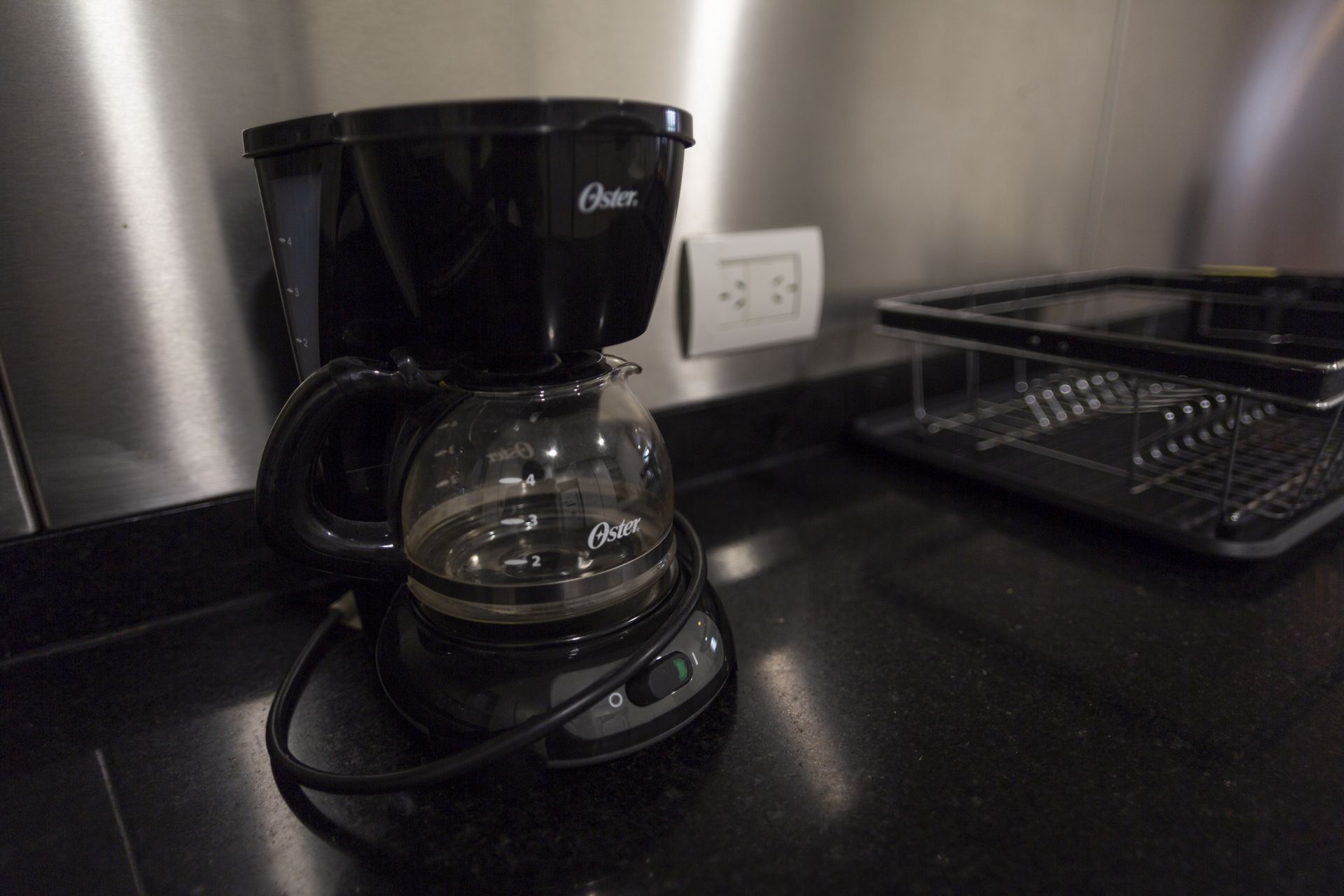 Une machine à café posée sur un plan de travail de cuisine.