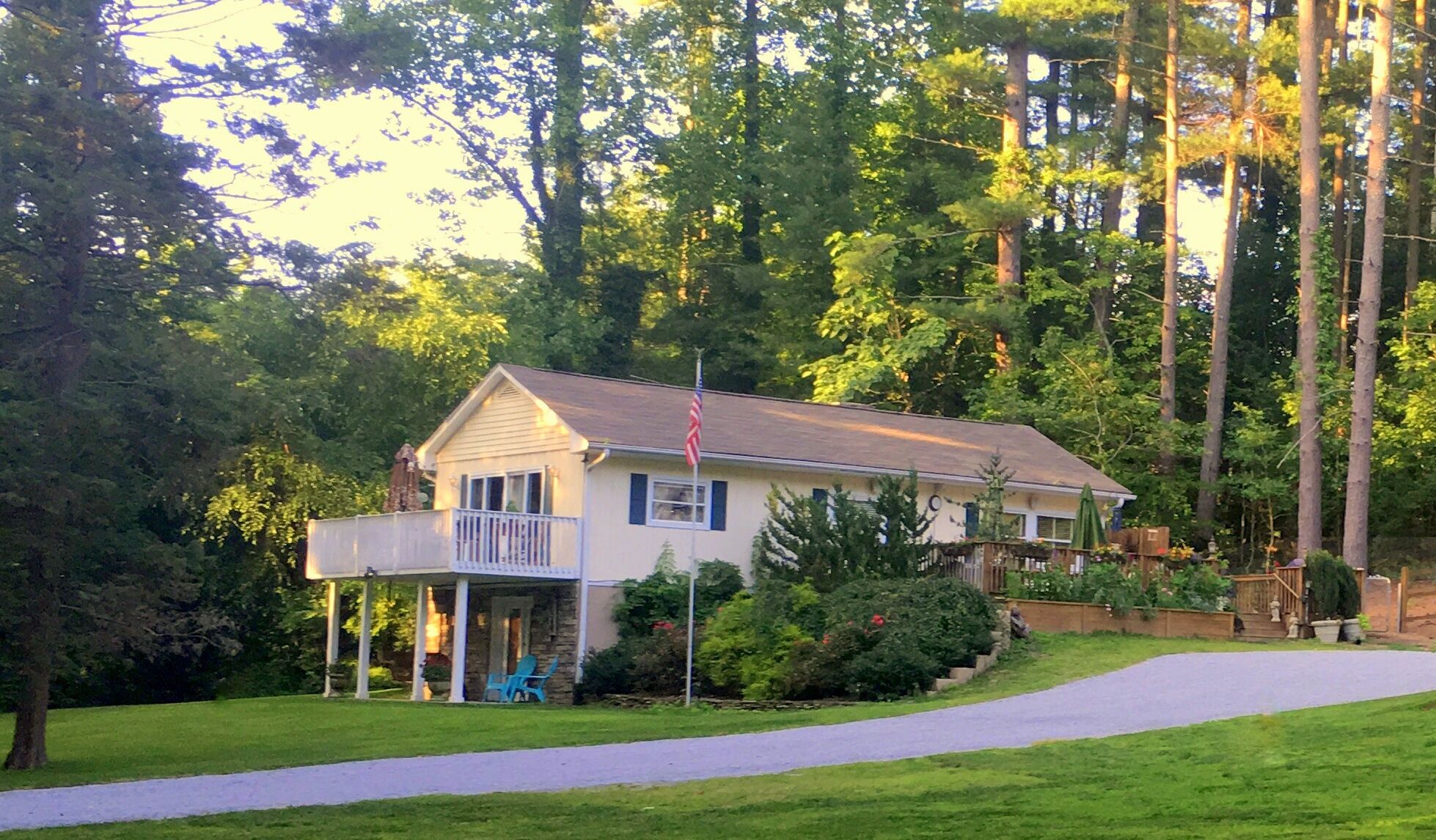   Beautiful Private Home with Hot Tub, Close to Town 